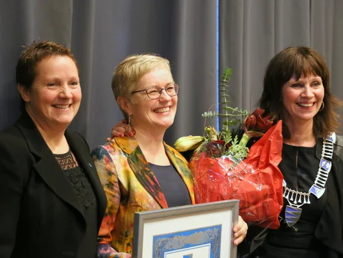 HILDE BJØRKUM VAR STOLT OG RØRT OVER Å FÅ FYLKESKULTURPRISEN 2015. HER FLANKERT AV LEIAR I HOVUDUTVALET FOR KULTUR OG NÆRING, KAREN MARIE HJELMESETER (T.V.) OG FYLKESORDFØRAR JENNY FØLLING (T.H.). FOTO: MATIAS HELGHEIM.