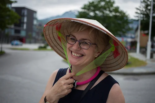HILDE BJØRKUM - MED LÅNTE EFFEKTAR, FOTOGRAFERT AV ODDLEIV APNESETH UNDER FESTIVALEN I 2015.