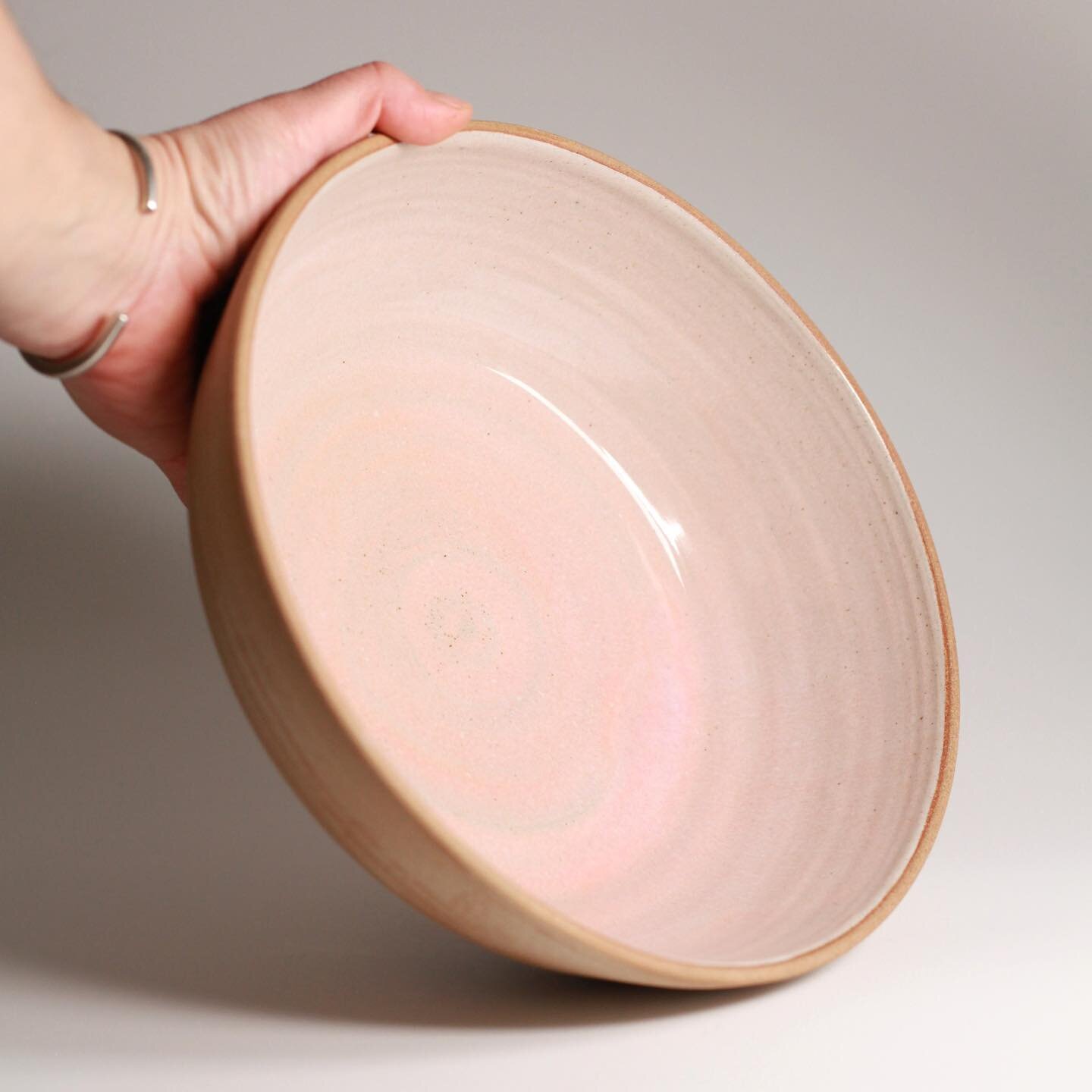 Serving bowl in delicate pink glaze