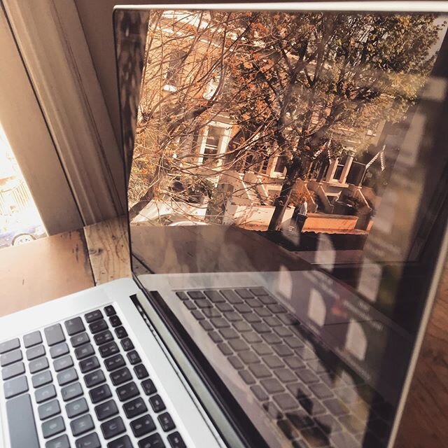 New work nook bit distracting but boy is it pretty 🌞 #workingfromhome