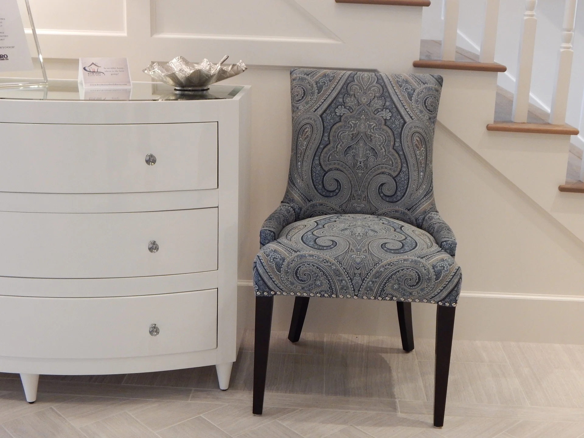 chair-902403_1920.jpg
