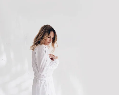 Les conseils de Dhouha Pour quelle couleur ? Une base blond foncé à châtain clair pour un effet naturel. L’entretien : Tous les 3 mois si on souhaite garder cet effet. On peut aussi laisser repousser, sans refaire de couleur si on souhaite arrêter, l’effet restera très fondu.