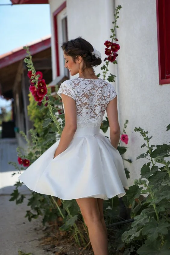 Robe de mariée courte, chignon bas