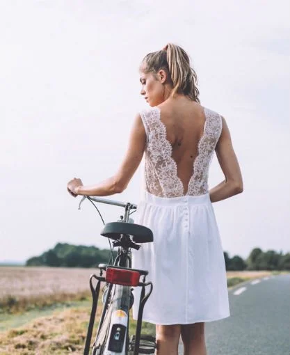Robe de mariée dos nu courte, coiffure attaché queue de cheval