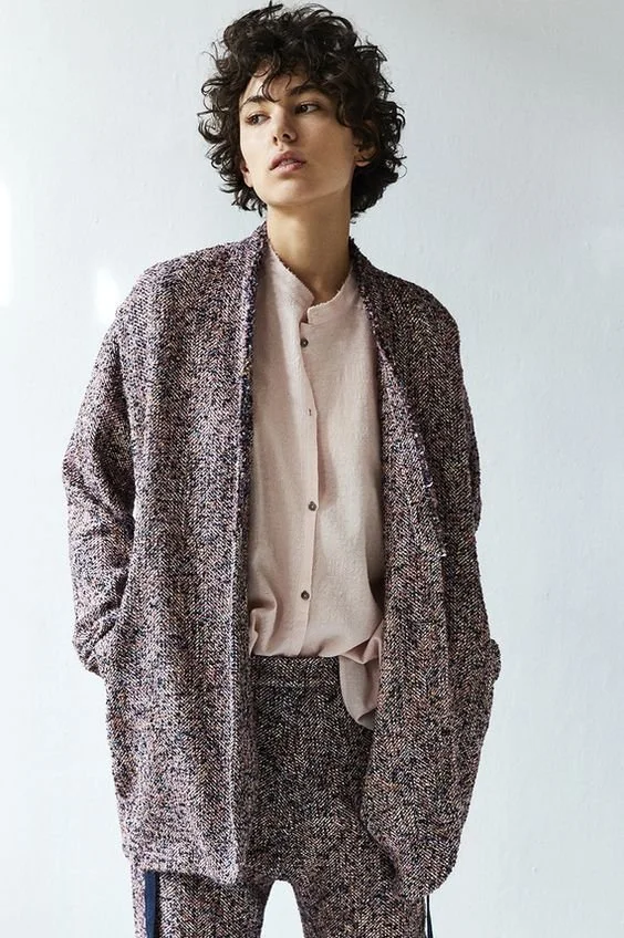 brune cheveux bouclés.jpeg