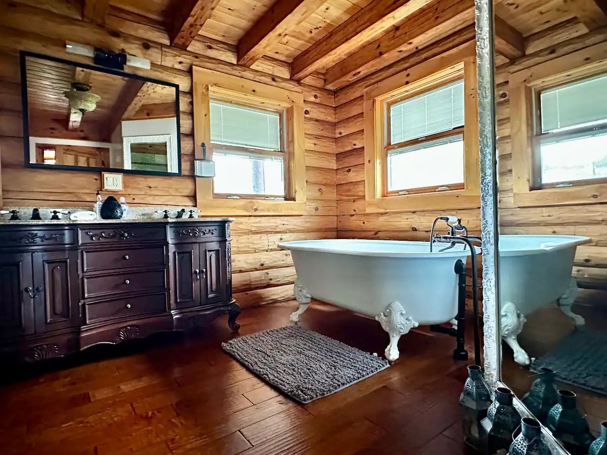 clawfoot_tub_bathroom.jpg