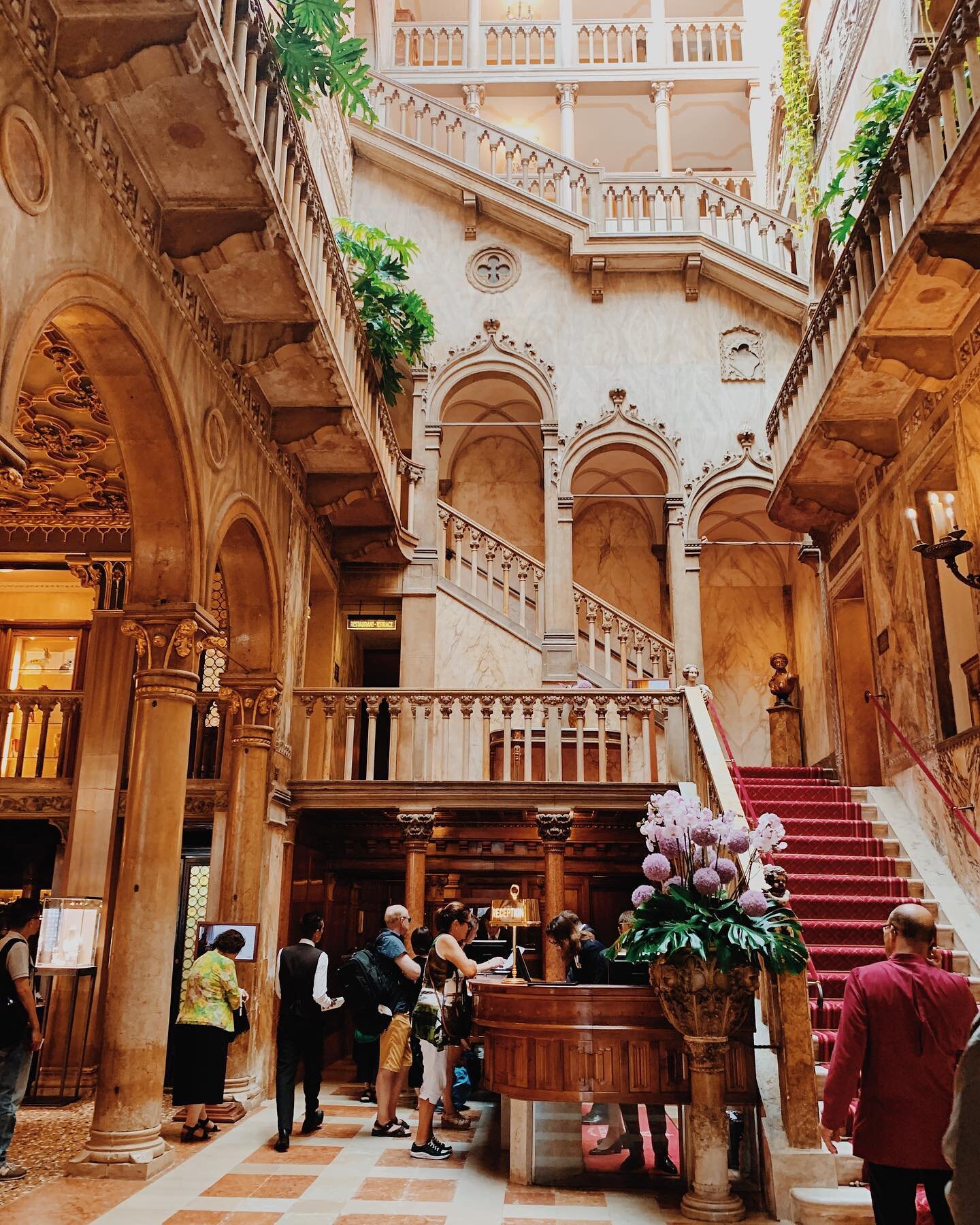 The Hotel Danieli was built at the end of the 14th century and you probably recognize it from the @johnnydepp and Angelina Jolie film, The Tourist. Raise your hand if you can&rsquo;t wait to be a tourist once again! 🙋&zwj;♀️ 
.
.
.
.
.
#travel #TLPi