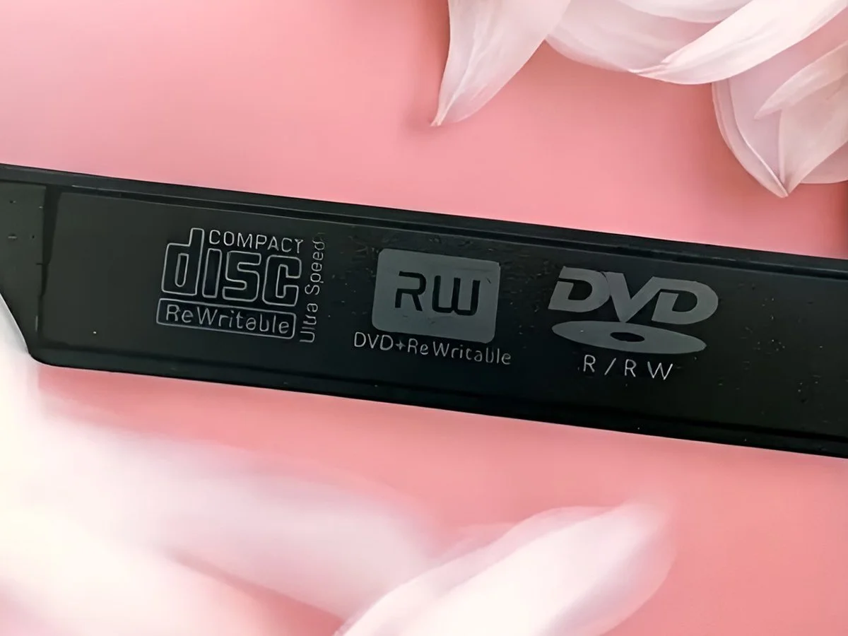 External CD/DVD-RW player. Plug and playCompatible with WindowsXP/2003/Wind8.1/Wind10/Vista/7, Linux and Mac 10 OS systems. Colour: black.