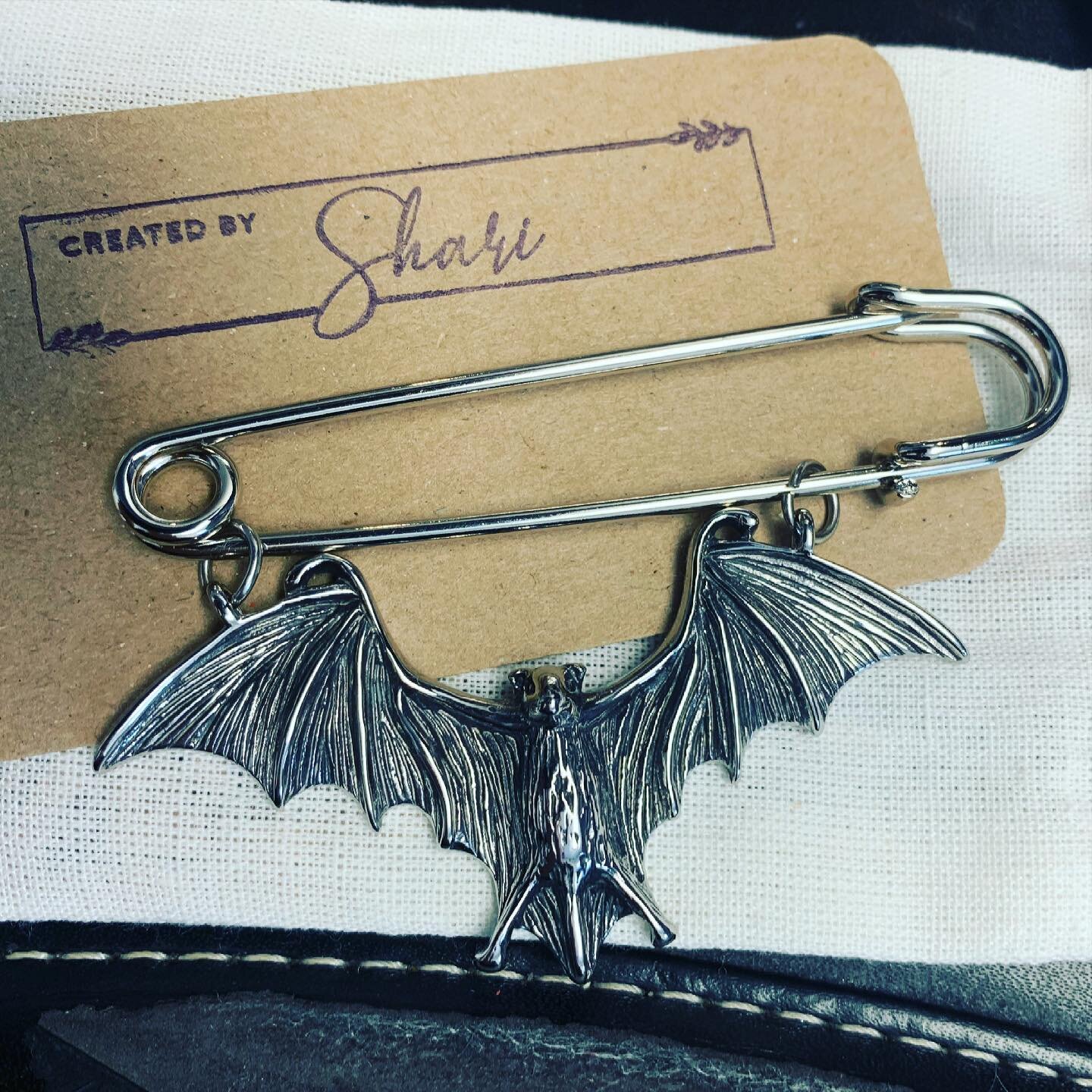 My dear friend @createdbysharicanada made and gifted me this awesome bat pin. I love it so much! I&rsquo;ve been on an accessories kick lately!

.
.
.
#gothfashion #gothfashions #goth #gothic #gothgirl #gothgoth #alternativegirl #alternativefashion #