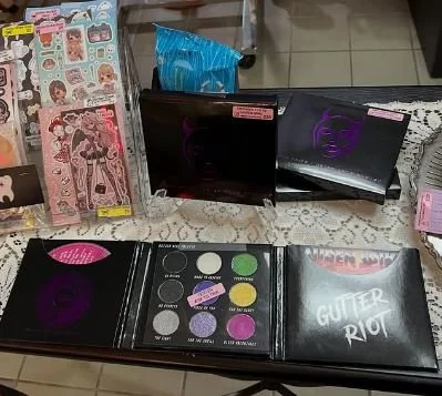 Gutter Riot eyeshadow palette. Velvet eyeshadows colours black, white, green, yellow, purple, purple glitter, silver and magenta