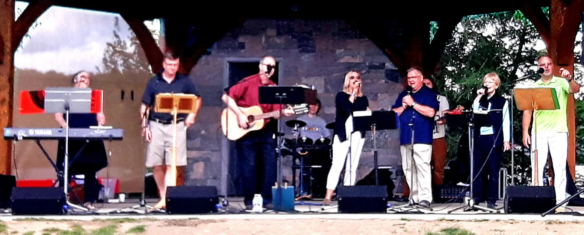 Musicians from many denominations lead in praise