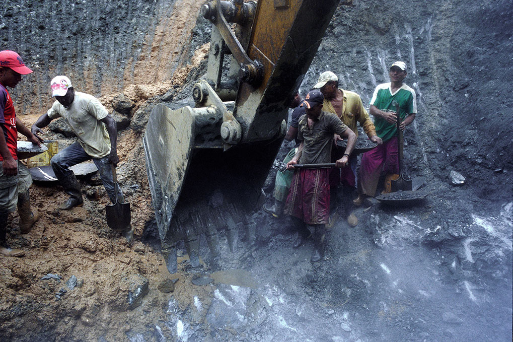  These panning miners generally do not use mercury or other chemicals in their process. Rather they rely on their eyes to spot tiny gold nuggets that emerge through the process of sifting and washing the earth in their pans. 