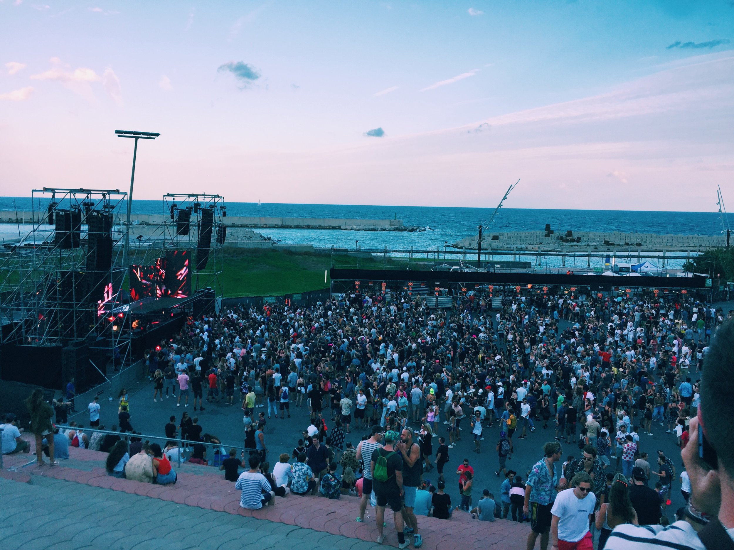 Une fois la nuit tombée et la scène remplie, des milliers de festivaliers se retrouvent ici.