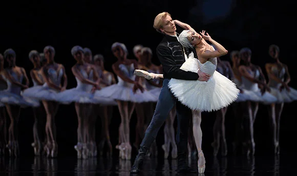 Yuan Yuan Tan and Tiit Helimets in Tomasson's Swan Lake . (© Erik Tomasson)
