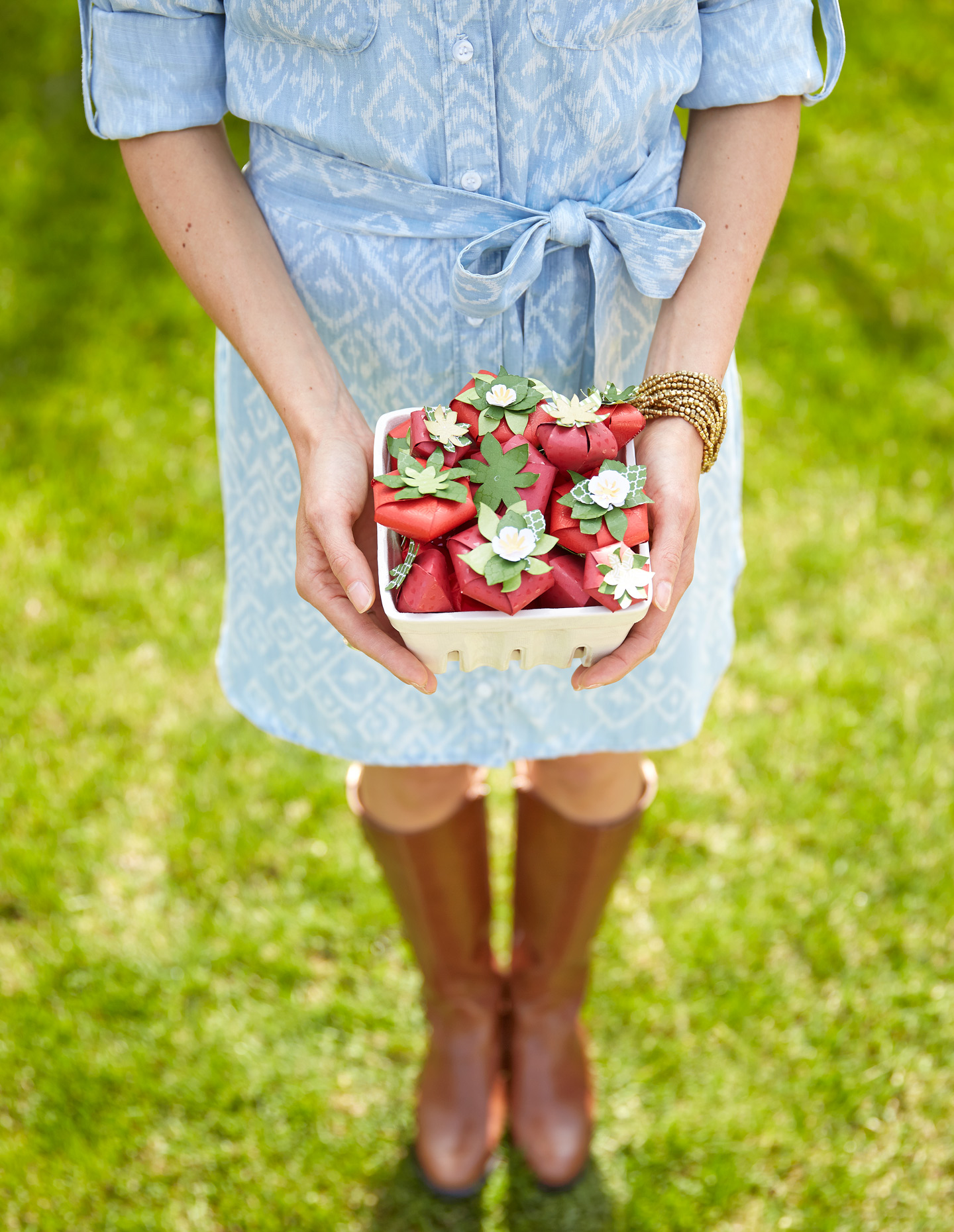 Lifestyle_photography_Derek_Israelsen_012_Strawberries_Boots.jpg