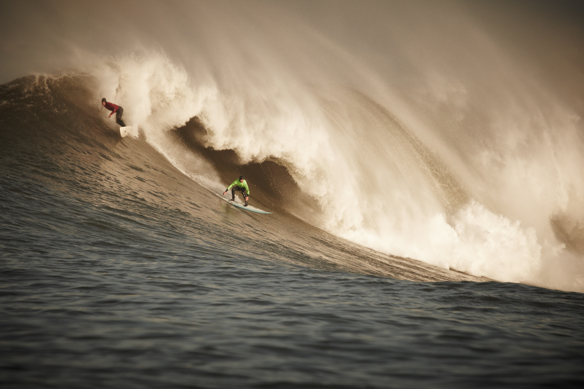 Projects_Action_Photography_Derek_Israelsen_001_Surfers_Huge_Wave.jpg