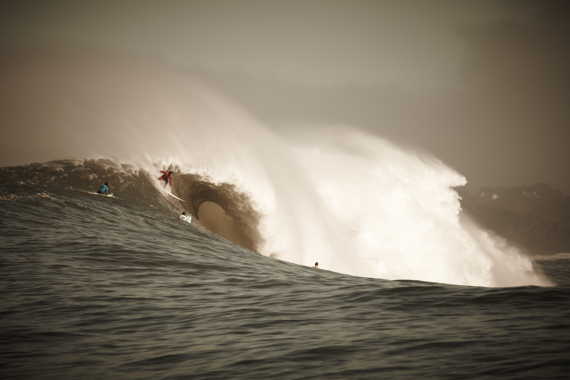 Projects_Action_Photography_Derek_Israelsen_004_Surfers_Catching_Wave.jpg