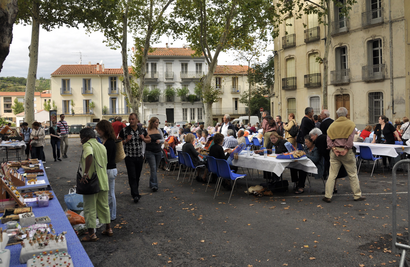 Lacemakers in a square in Céret during the Fall festival.