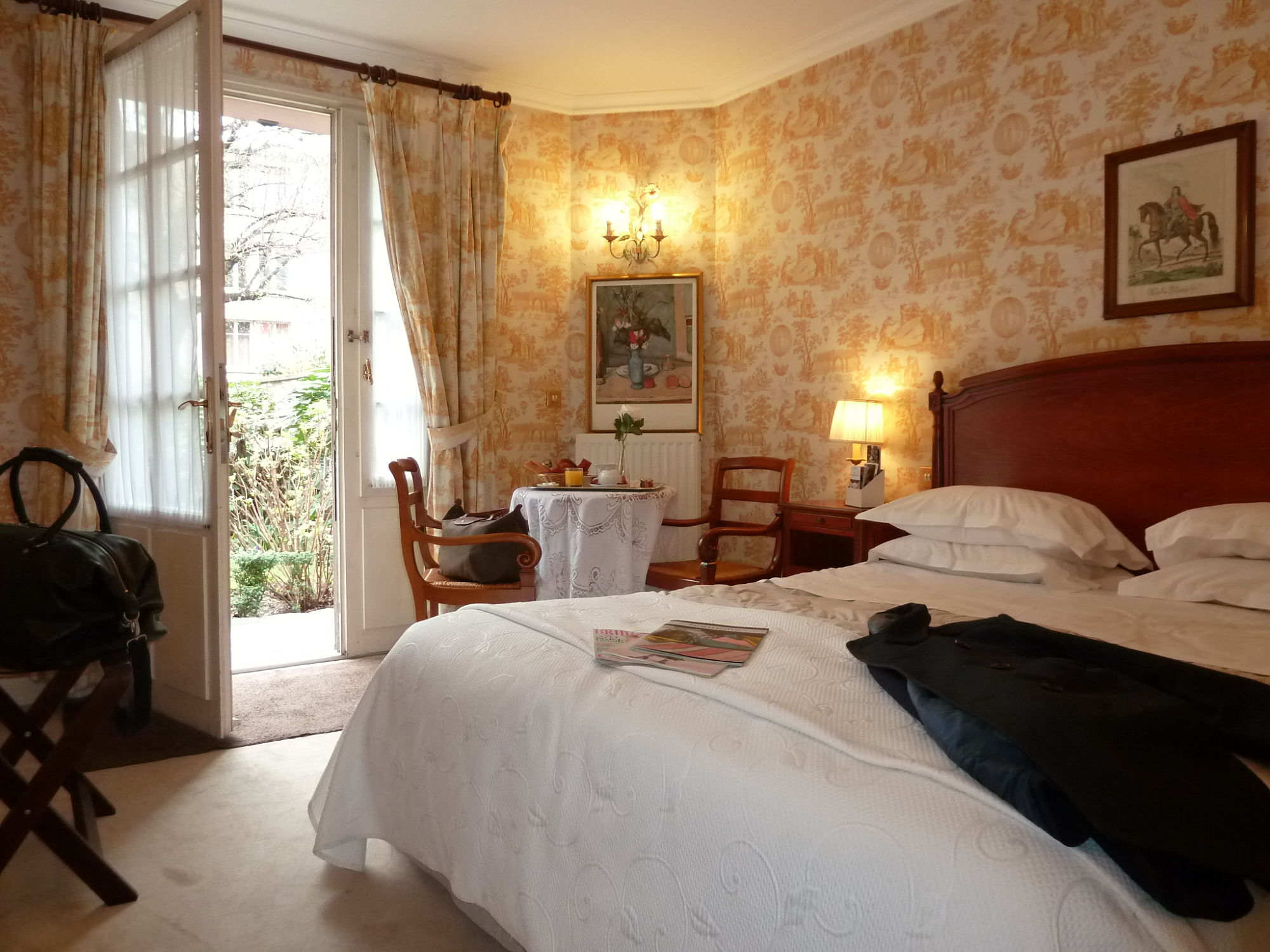 Romantic double room in our hotel in Paris.