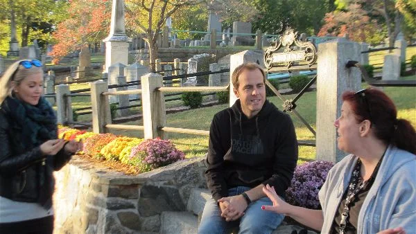 Guests from Chicago with docent in front of Washington Irving's family plot in Sleepy Hollow Cemetery . Photo Travellati Tours.