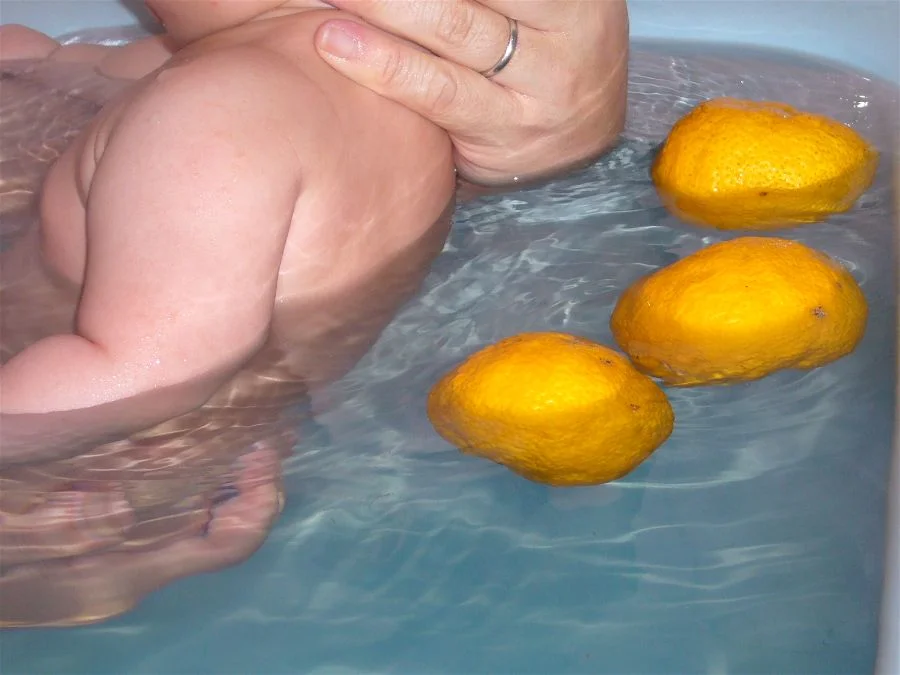 Taking a bath with yuzu citrus fruit on the winter solstice to ward off colds. Katori City, Japan. Photo: K atorisi . 