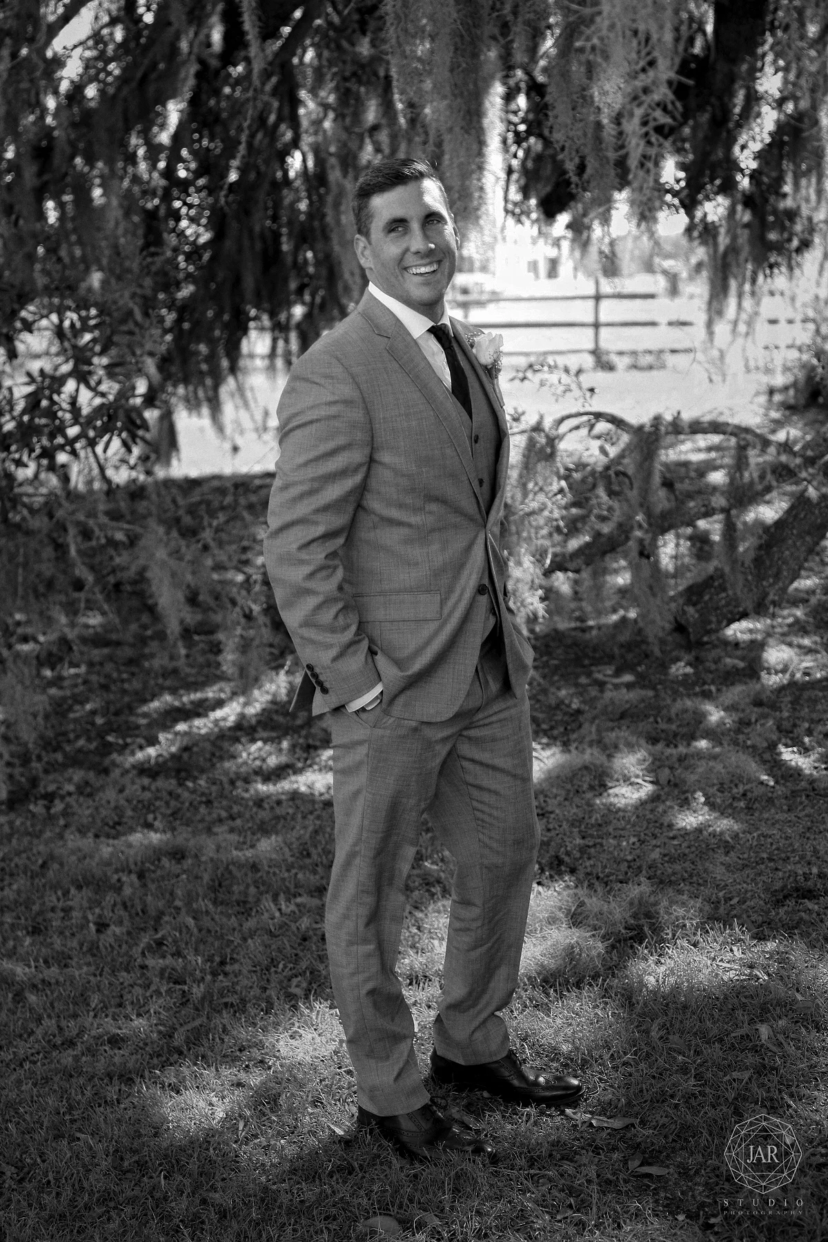 04-park-wedding-grey-balck-groom-jarstudio.JPG