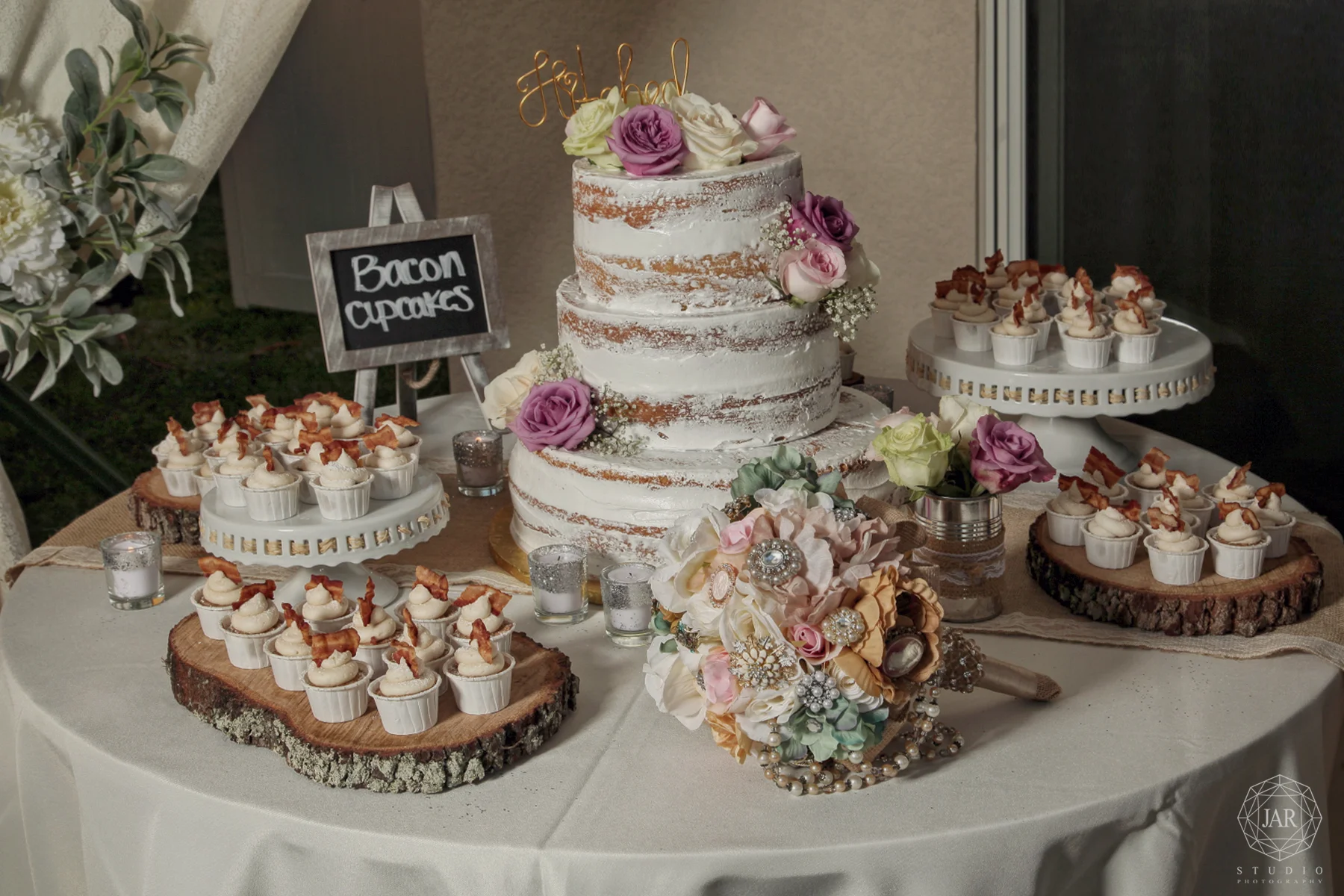 37-bacon-cupcakes-wedding-cake-jarstudio.JPG