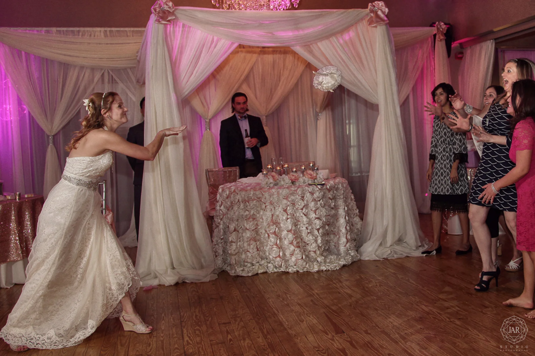 22-fun-wedding-reception-jarstudio-photography.JPG