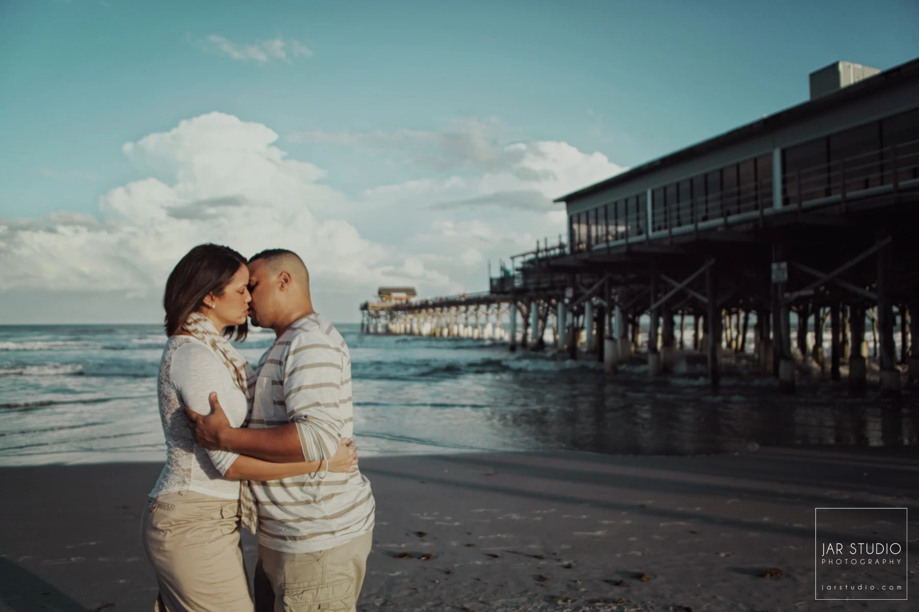 02-cocoa-beach-pier-engagement-pictures-jar-studio.JPG