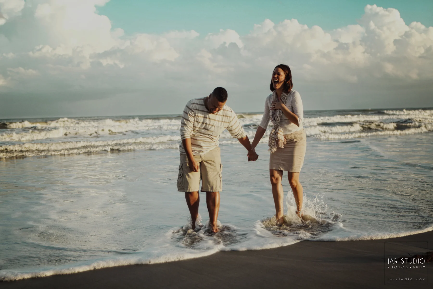 03-beach-engagement-fun-pics-jar-studio.JPG