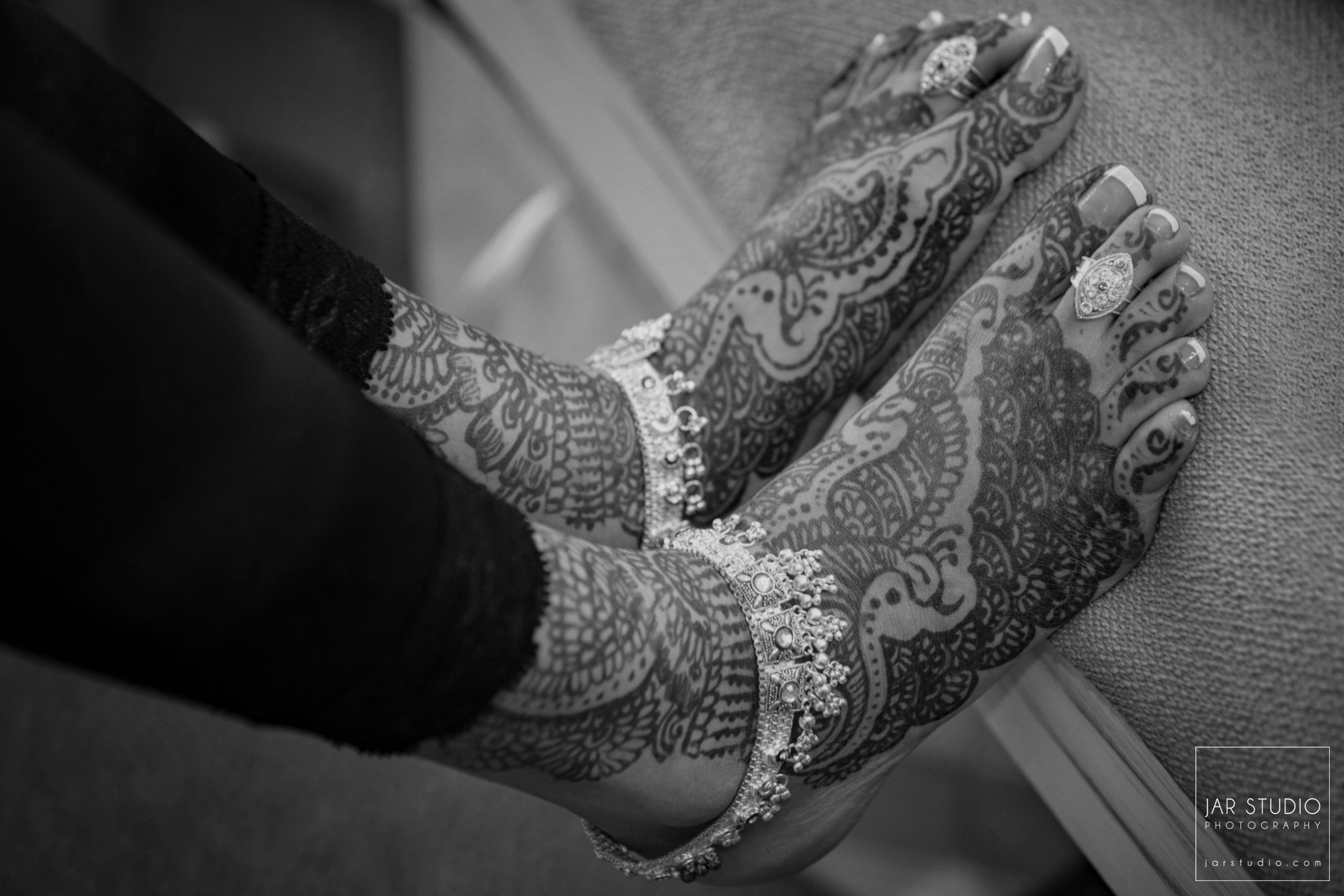 09-hindu-bride-feet-mendhi-jarstudio-photography-orlando.JPG