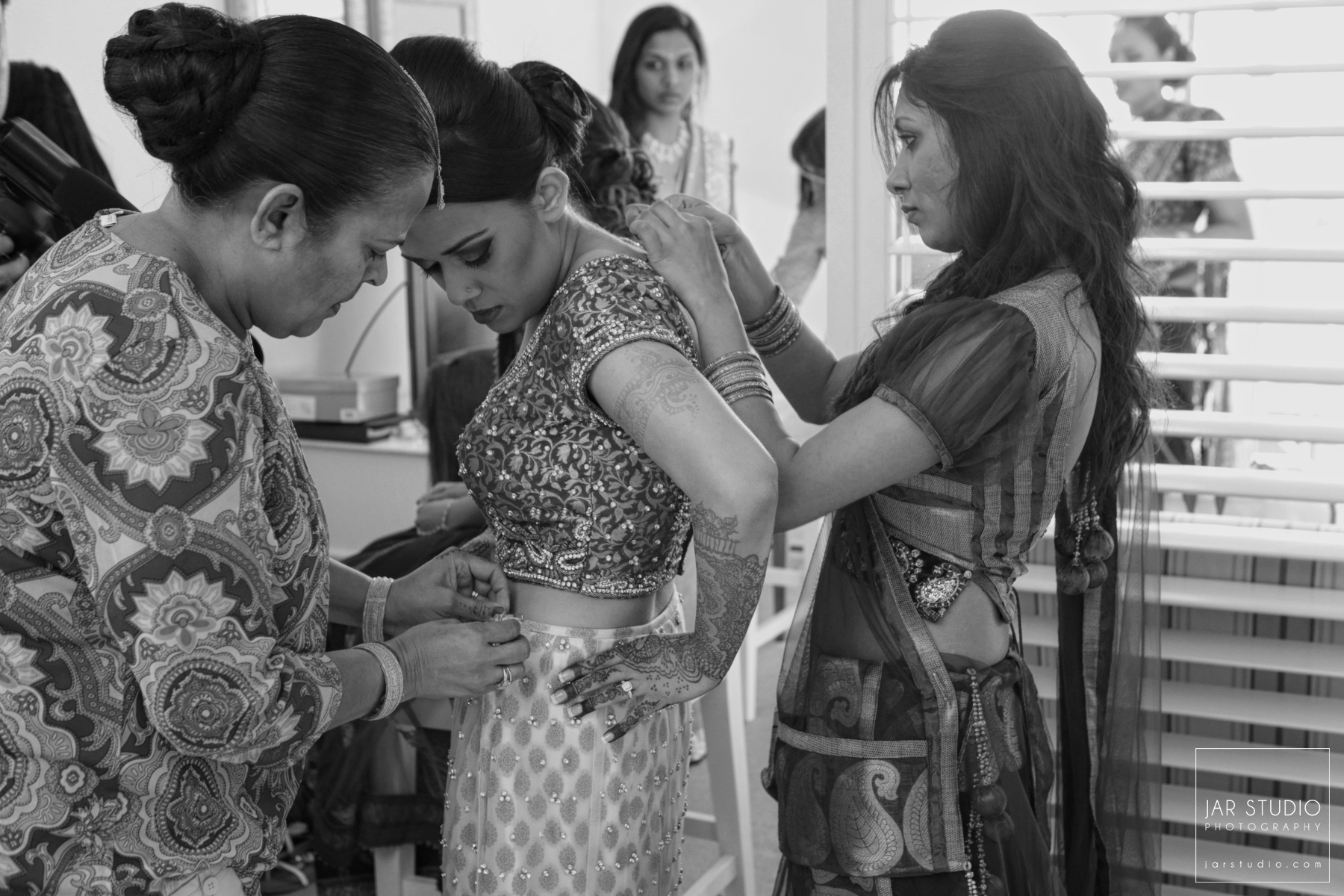 10-fl-indian-bride-getting-ready-jarstudio-photography-orlando.JPG