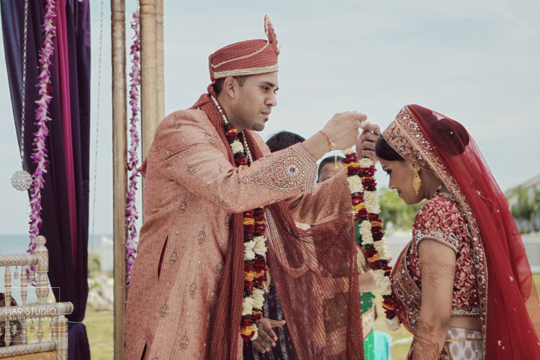 39-mangalsutra-garland-indian-wedding-jarstudio-photography-orlando-fl.JPG