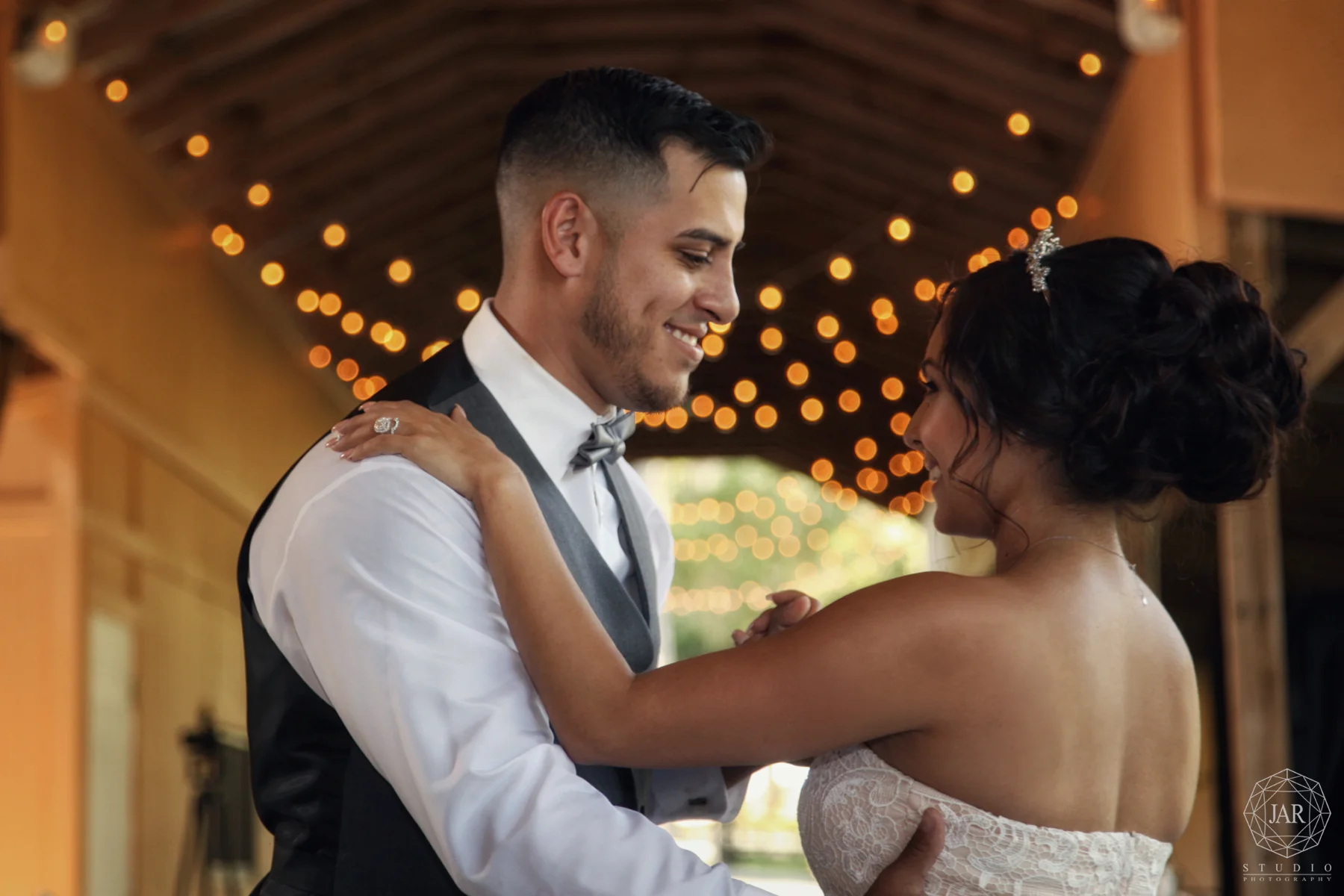 31-rustic-reception-first-dance-jarstudio-photography-isola.JPG