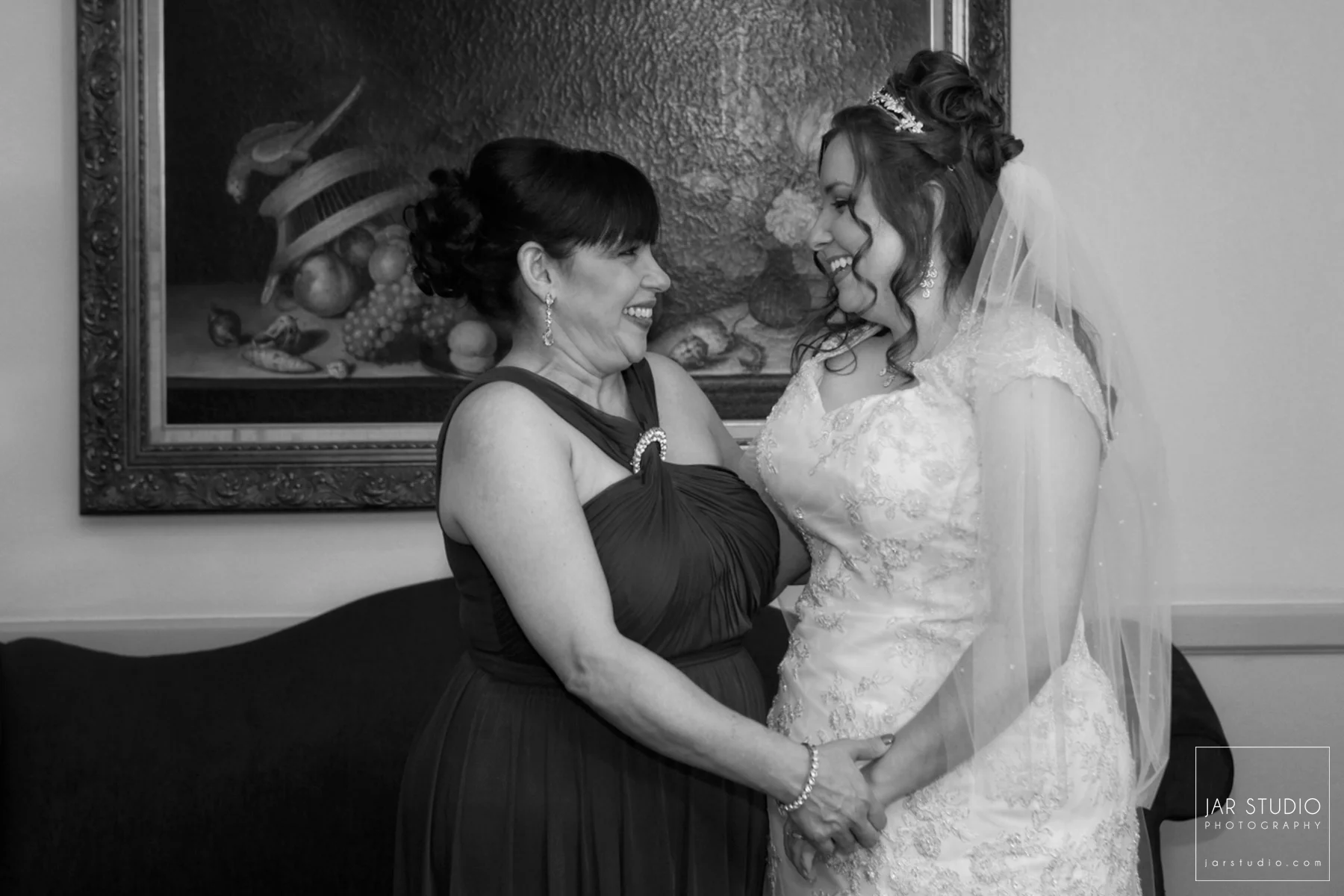 05-bride-mother-fun-moment-orlando-weddins.JPG