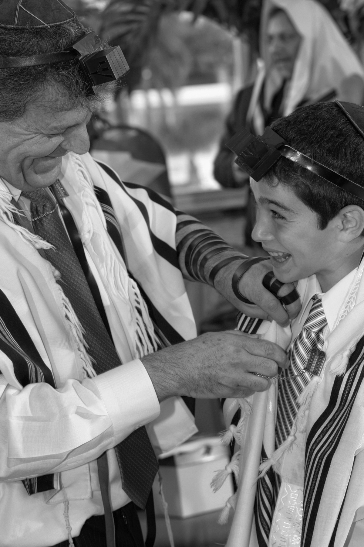 28-father-son-moment-ceremony-bar-mitzvah-jewish-orlando-photographer.JPG