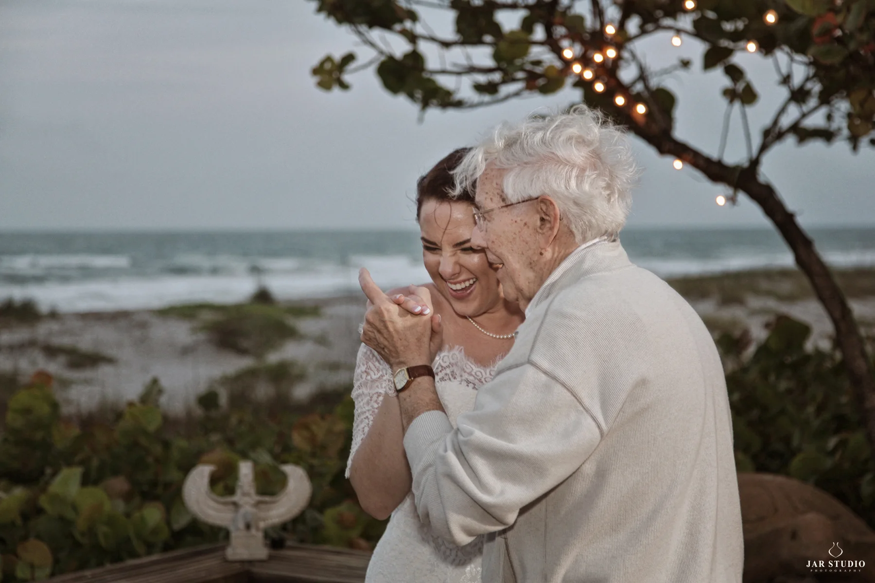 35-fun-reception-moment-capture-by-jaime-photographer-jarstudio.JPG