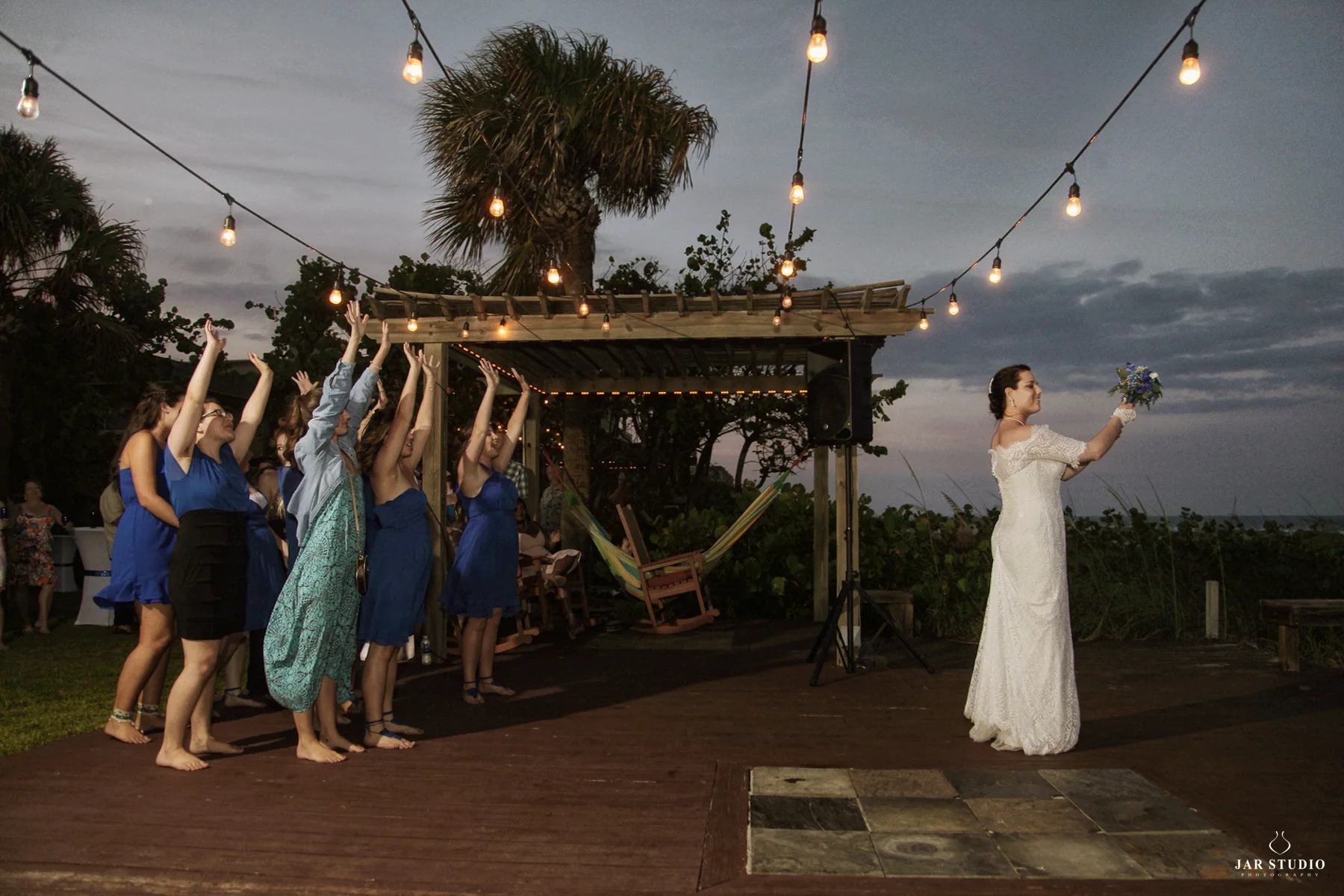 36-bouquet-toss-outdoor-beach-reception-jarstudio-photographer-orlando.JPG