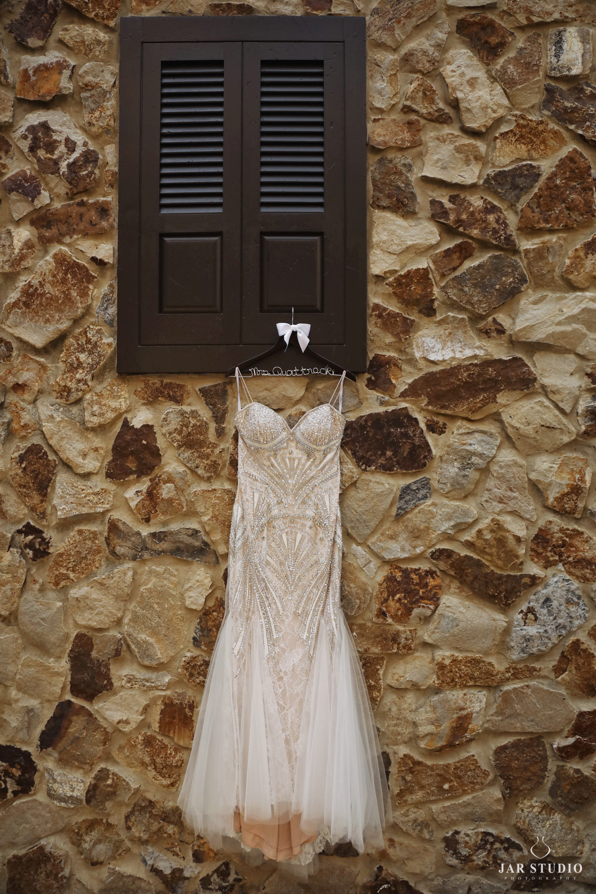 01-glamour-wedding-dress-jarstudio.jpg