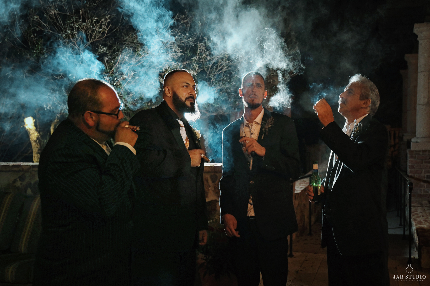 37-groom-groomsmen-cool-tradition-smoking-cigars-jarstudio.jpg