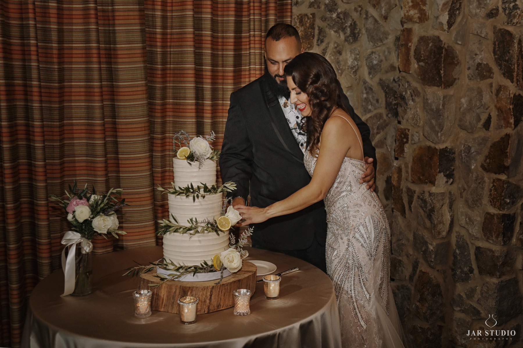 40-cutting-the-cake-fun-moment-rustic-wedding-jarstudio.jpg