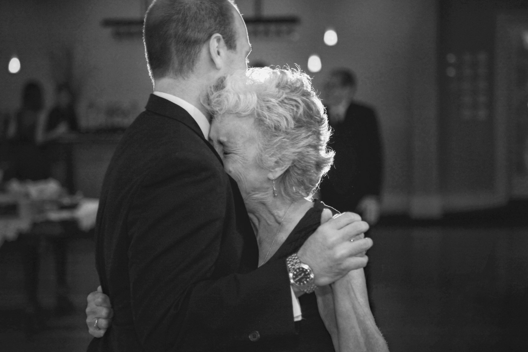 27-beautiful-emotional-mother-groom-dance-jarstudio-wedding-photographer.jpg