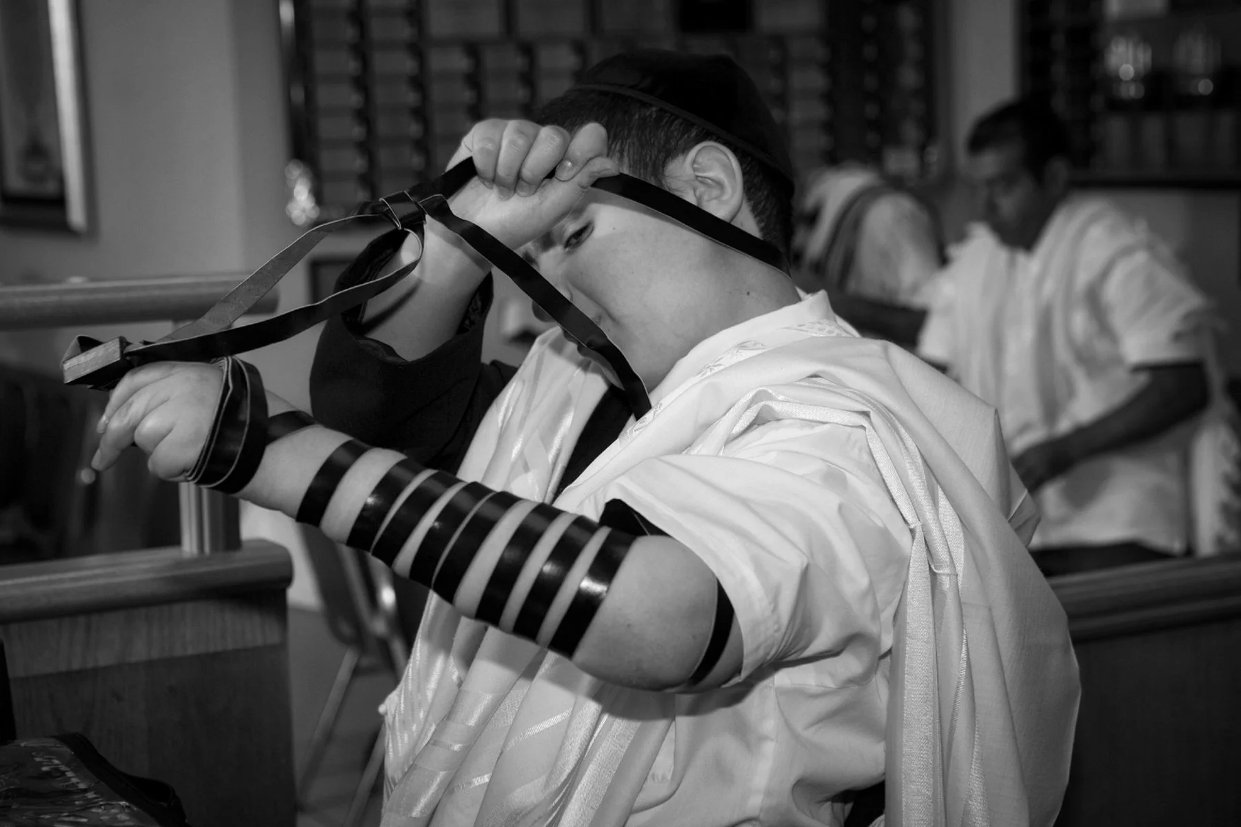 27-how-to-putting-tefillin-bar-mitzbah-orlando-photographer.JPG
