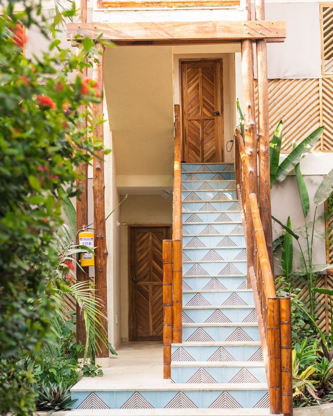 Las escaleras hacia nuestras Suites, dale clic a nuestra historia destacada &quot;Suites&quot; para ver adentro!