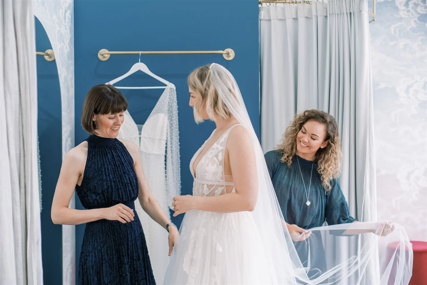 When to Start Wedding Dress Shopping + 7 Secrets to Finding Your