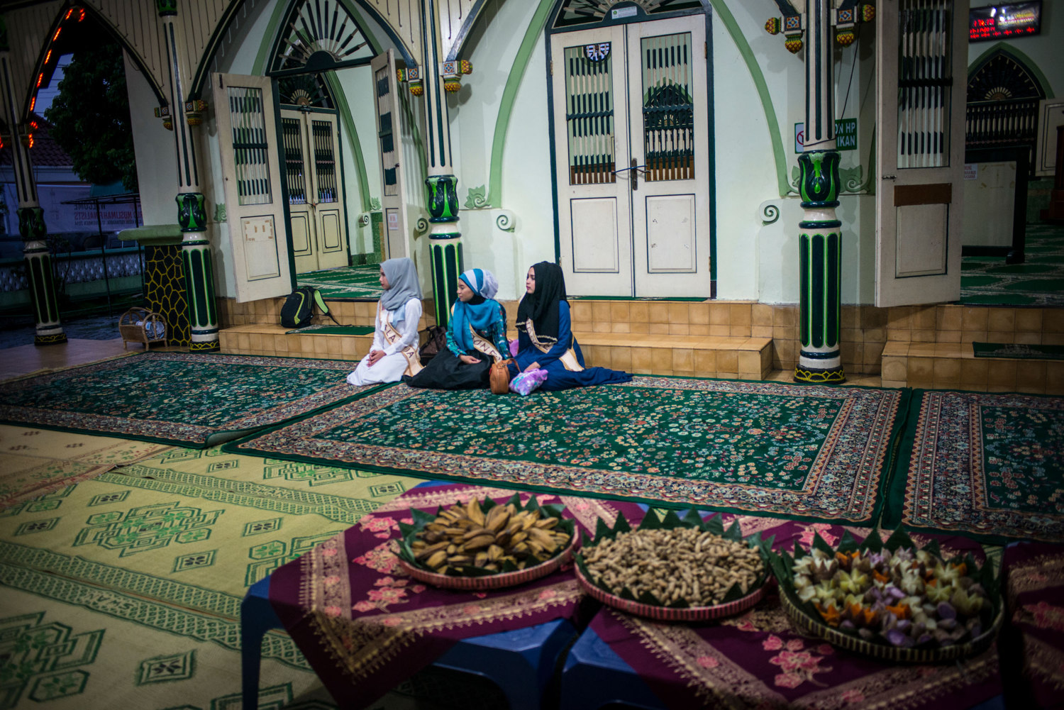  Finalists have a snack at a mosque before praying. 