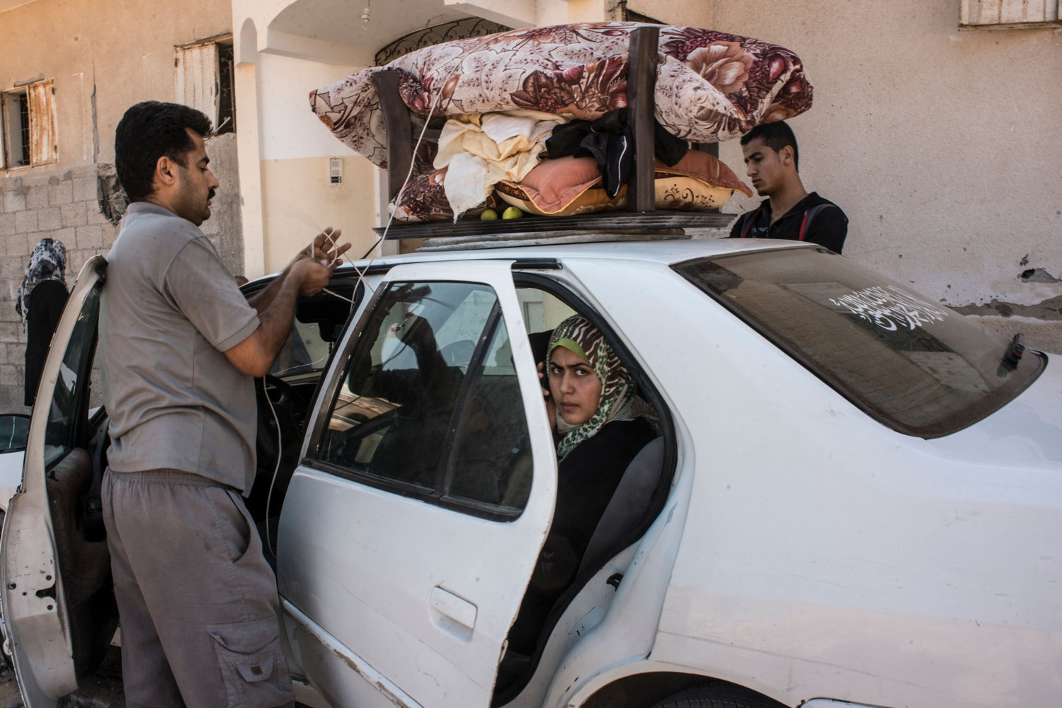  A family packs up to leave the Beit Hanoun area during a ceasefire in 2014. 