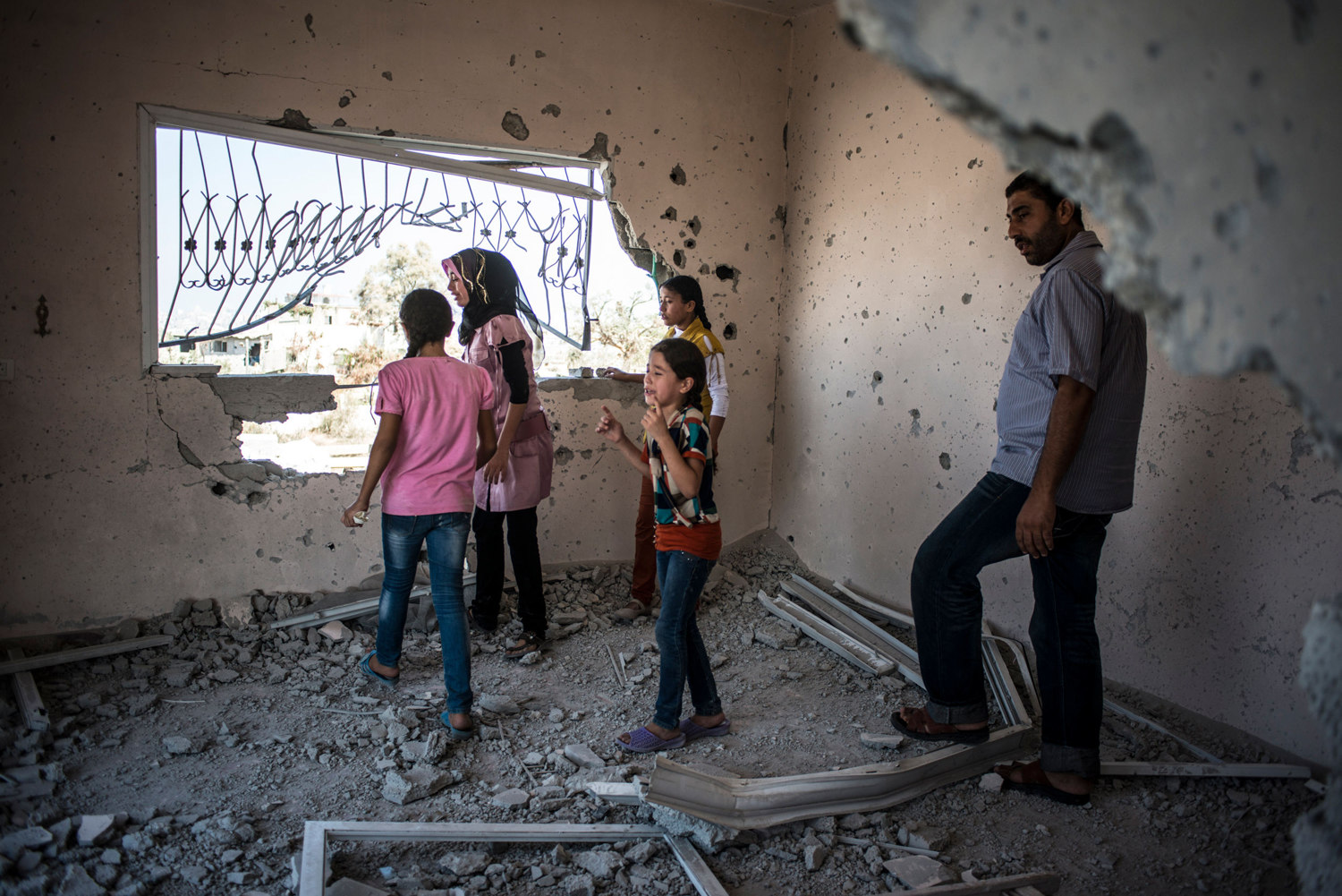  Haneen Harara, 15, and her sister Yasmeen Harara 6 cry upon seeing their family home for the first time. The sisters have lived in this house their whole life and have no where else to go. They are currently living in a UN shelter. 