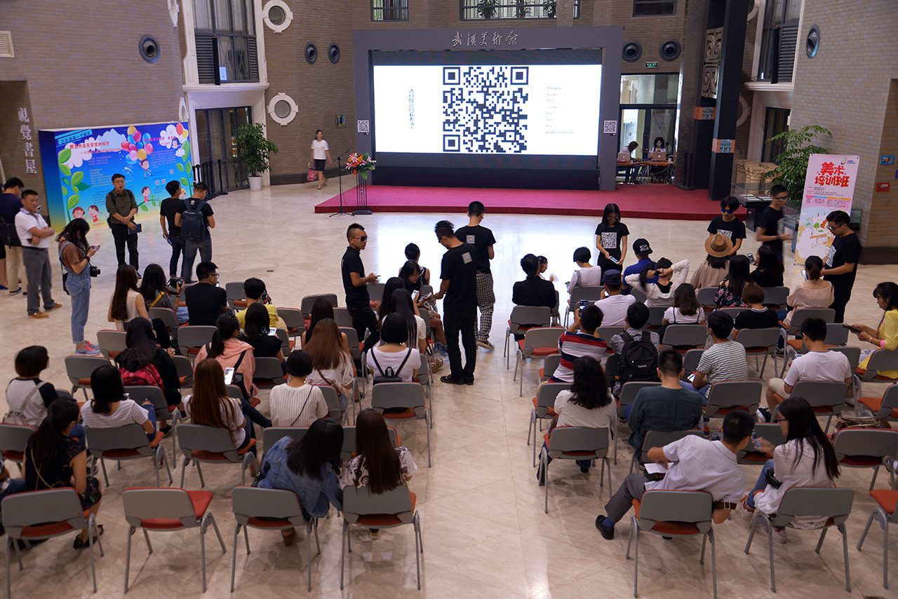  The performance took place in the hall of Wuhan Art Museum.