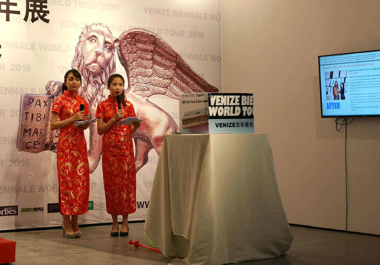 Accompanied by impassioned music, two beautiful hostesses dressed in Chinese cheongsam spread the tickets to the audience, then the ceremony began. 